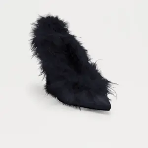 Minette Feather Trim Pumps – Black